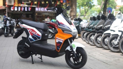 Phụ huynh và học sinh “phát sốt” vì VinFast Flazz Max, xe đổi pin giá chỉ từ 10,5 triệu đồng