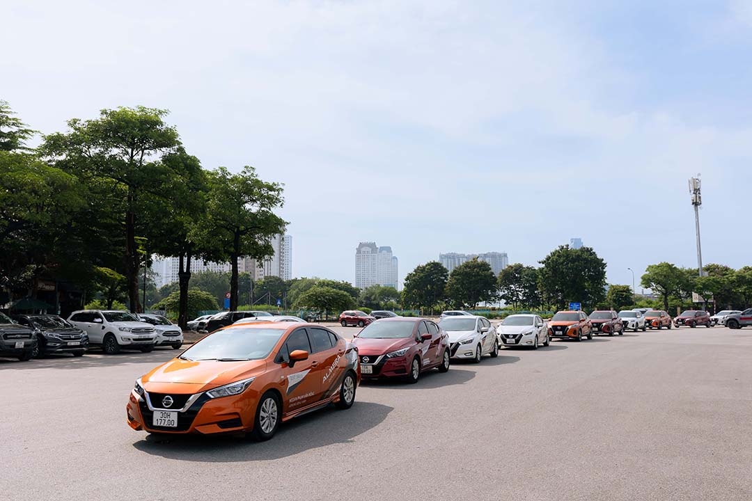 Ô tô nhập khẩu giảm giá cả trăm triệu, 'đấu' xe lắp ráp