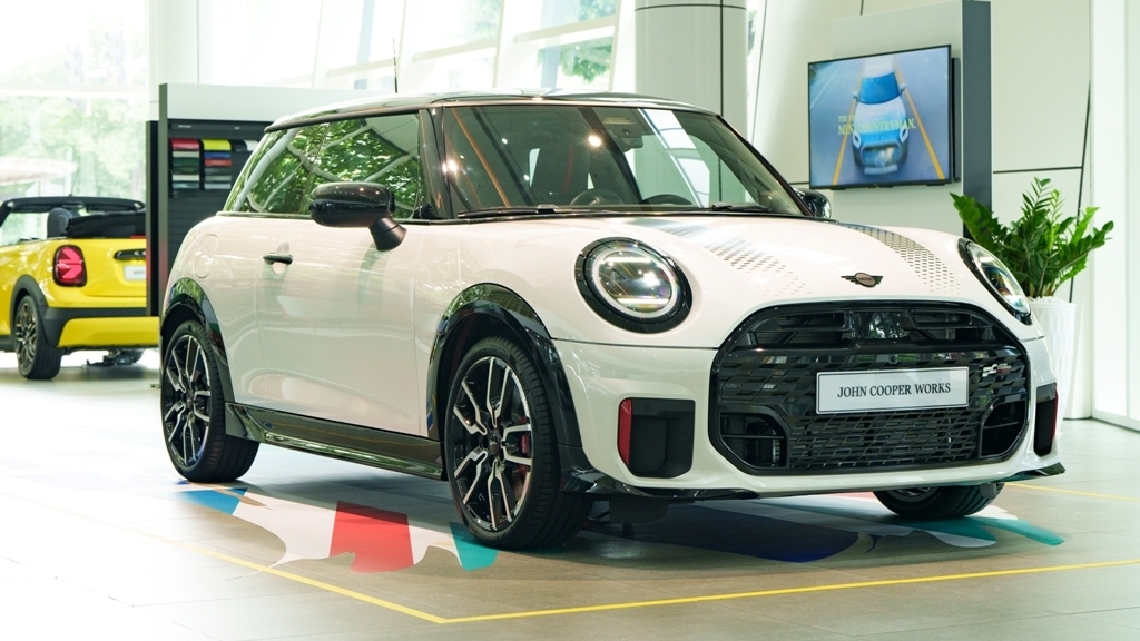 Bộ đôi MINI John Cooper Works thế hệ mới ra mắt tại Việt Nam, giá từ 2,5 tỷ đồng