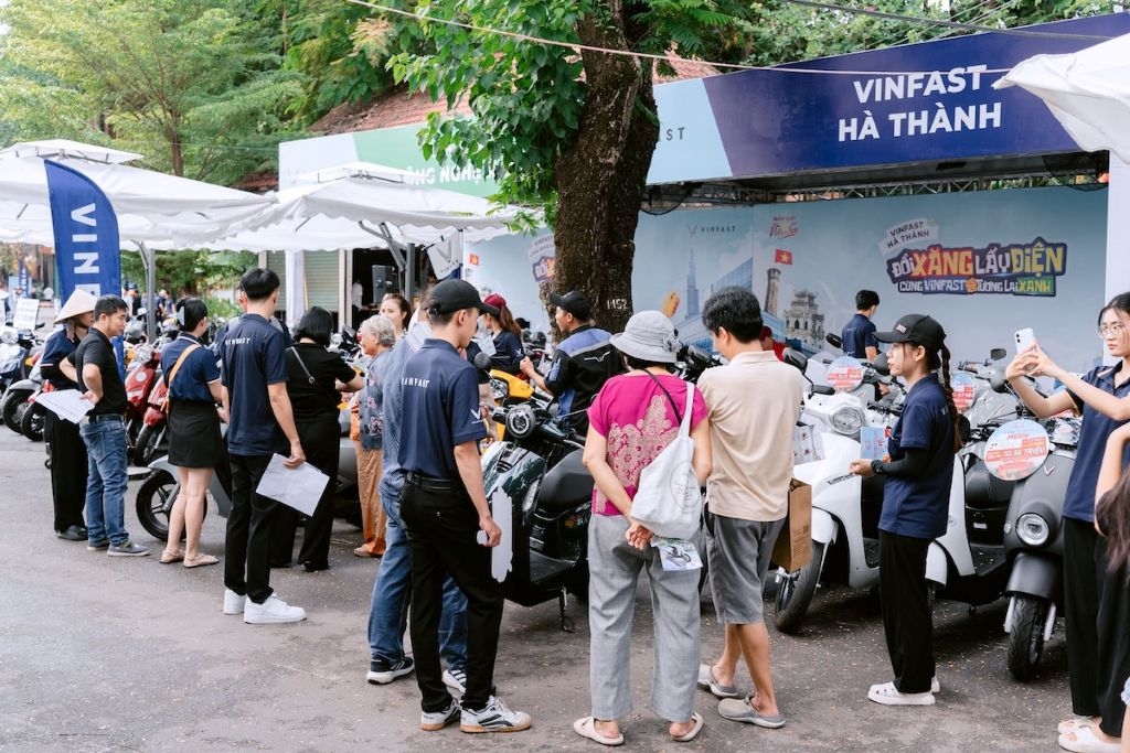 Người dân TP.HCM hưởng ứng mạnh mẽ chương trình “Đổi xăng lấy điện” của VinFast Người dân TP.HCM hưởng ứng mạnh mẽ chương trình “Đổi xăng lấy điện” của VinFast