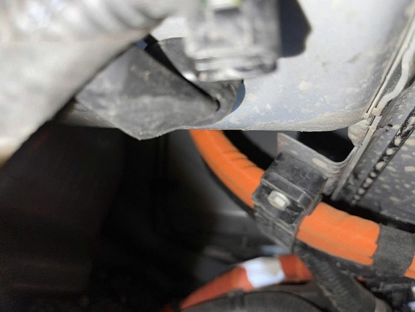 Ô tô bị dột nước: Nguyên nhân phổ biến và giải pháp cho chủ xe