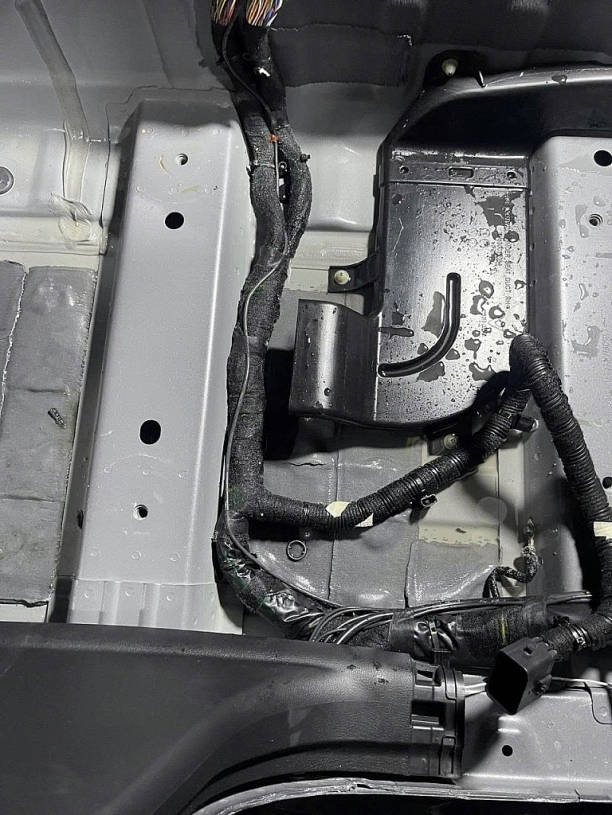 Ô tô bị dột nước: Nguyên nhân phổ biến và giải pháp cho chủ xe