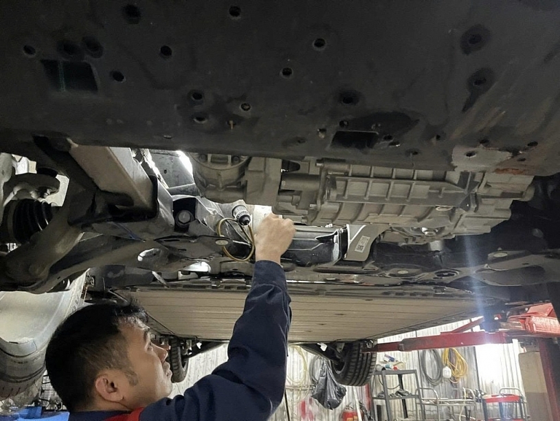 Ô tô bị dột nước: Nguyên nhân phổ biến và giải pháp cho chủ xe