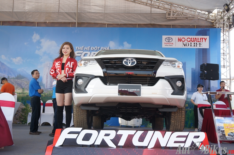 Toyota Fortuner 2019: Khuyến mãi, giá xe, lăn bánh tháng 10/2019