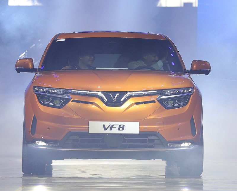 Những chủ xe ô tô điện VF 8 đầu tiên “sửng sốt” trước tốc độ sản xuất của VinFast