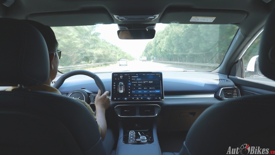 Video test VinFast VF8 sạc đầy pin chạy được bao xa? Video test VinFast VF8 sạc đầy pin chạy được bao xa?