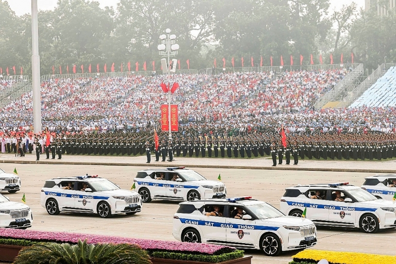 Xe điện Việt kiêu hãnh trong đội hình diễu binh 2/9: Khoảnh khắc tự hào không thể quên