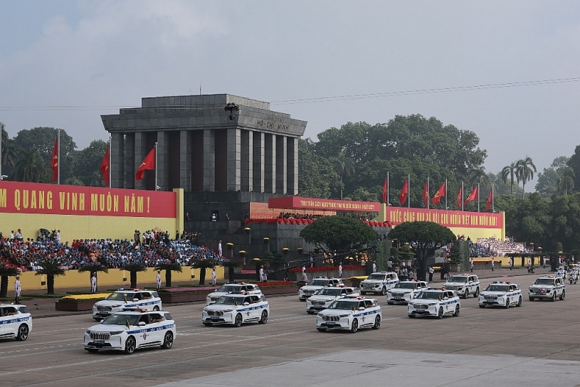 Xe điện Việt kiêu hãnh trong đội hình diễu binh 2/9: Khoảnh khắc tự hào không thể quên