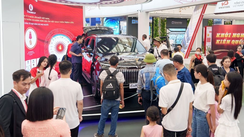 Triển lãm 80 năm thành tựu đất nước, mẫu xe Lạc Hồng 900 LX khiến người Việt tự hào