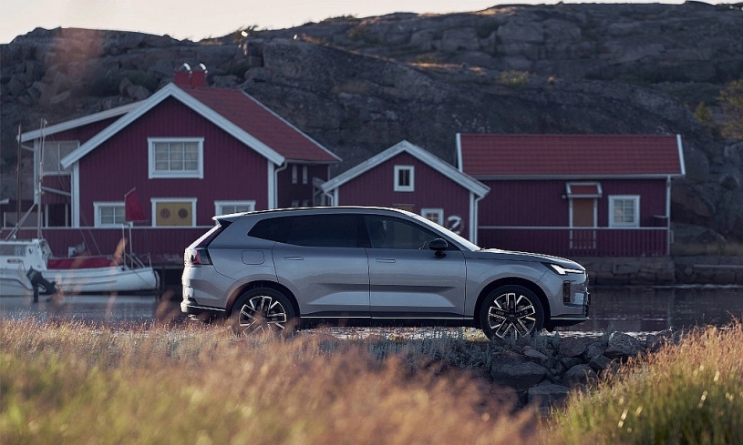 Volvo XC70 2026 ra mắt, giá từ 41.900 USD