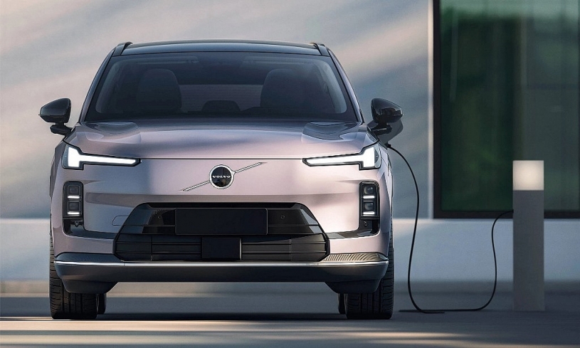 Volvo XC70 2026 ra mắt, giá từ 41.900 USD