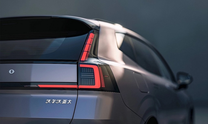 Volvo XC70 2026 ra mắt, giá từ 41.900 USD