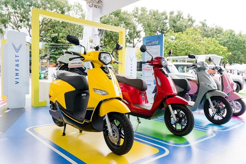 Người dùng xe máy điện hài lòng với chính sách hậu mãi độc quyền của VinFast Người dùng xe máy điện hài lòng với chính sách hậu mãi độc quyền của VinFast