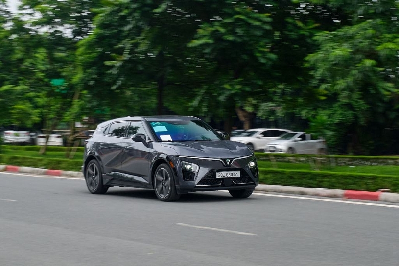 Khách Việt trải nghiệm VinFast VF 7: “Xe điện vượt xa mong đợi”