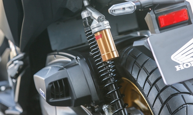 Honda ADV 350 - tân binh xe ga đường trường giá gần 166 triệu đồng