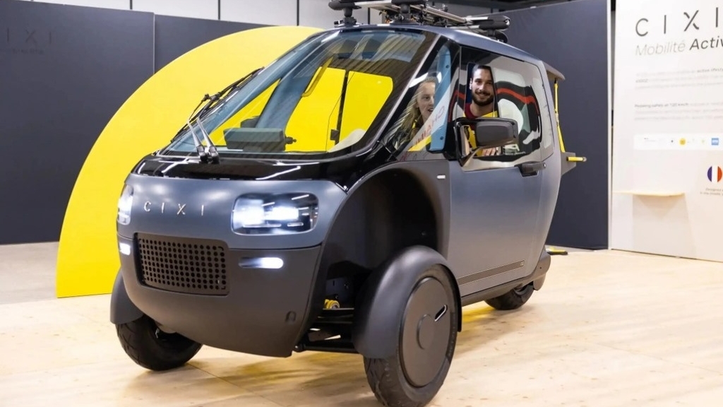 Chiếc xe điện ba bánh với bàn đạp có thể chạy tới 120km/h, mui kín như ô tô