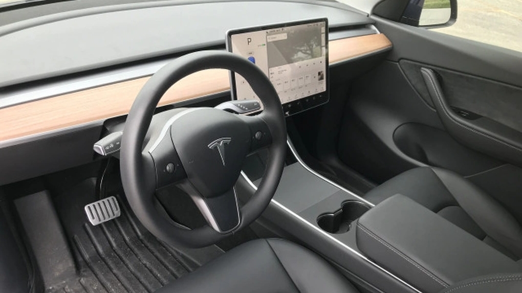 Không dùng phanh xe điện, cô gái trượt bài thi sát hạch lái xe