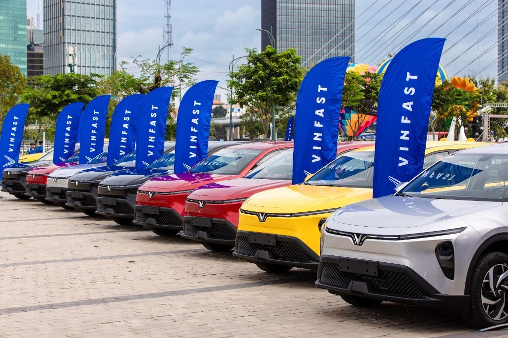 Top 10 ô tô bán chạy nhất tháng 9/2025: Xe điện VinFast vững ngôi 'vương' dù xe xăng khởi sắc