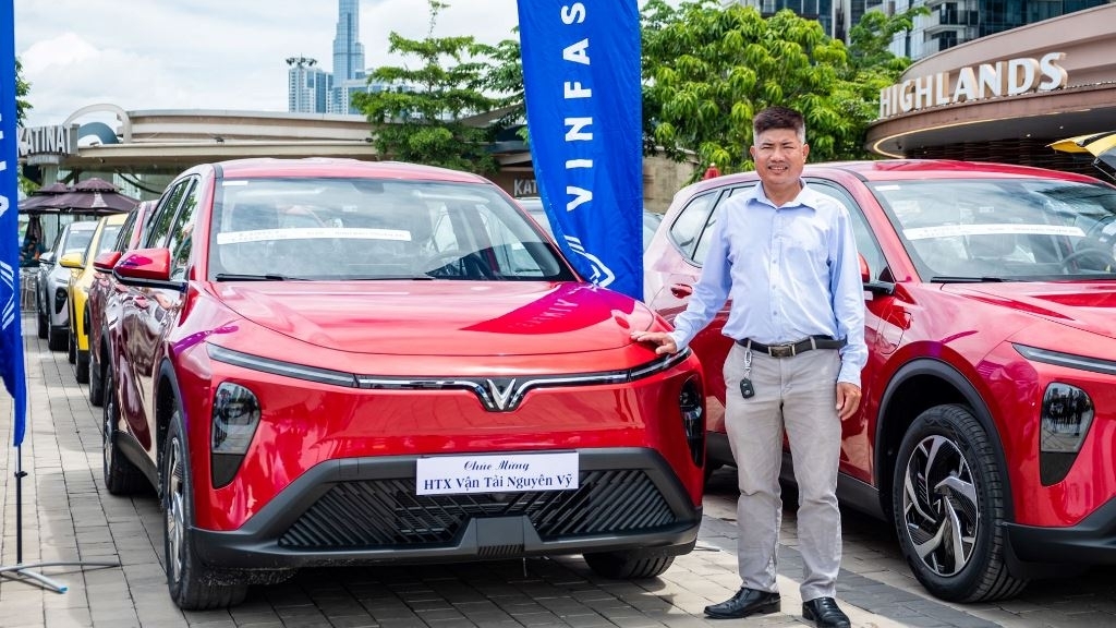 Khách mua 250 xe VinFast Limo Green: “Xe điện tối ưu lợi nhuận tốt hơn hẳn xe xăng”