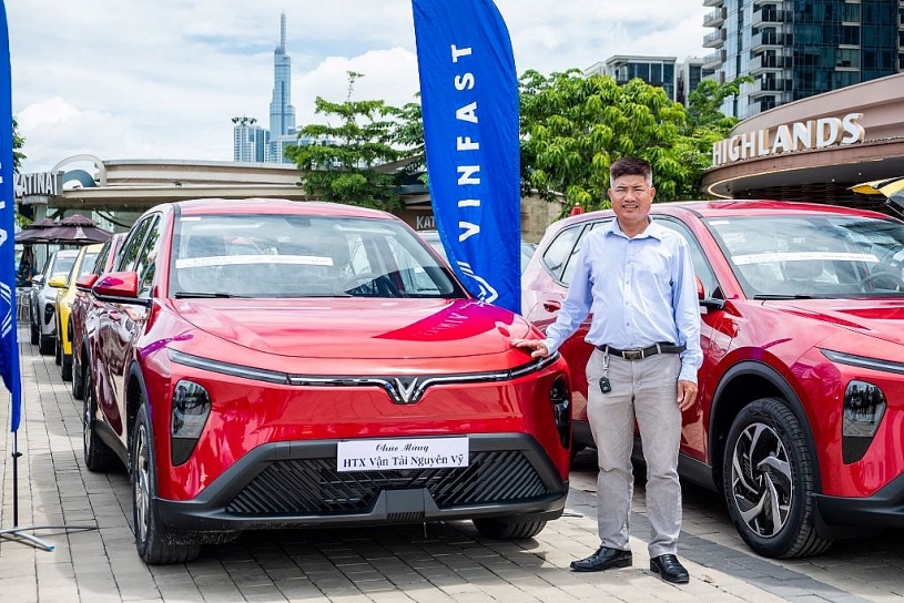 Khách mua 250 xe VinFast Limo Green: “Xe điện tối ưu lợi nhuận tốt hơn hẳn xe xăng” Khách mua 250 xe VinFast Limo Green: “Xe điện tối ưu lợi nhuận tốt hơn hẳn xe xăng”