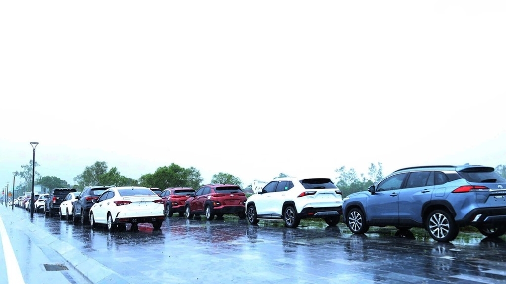 Hàng trăm ô tô được đưa đến công viên, vỉa hè tránh bão Bualoi