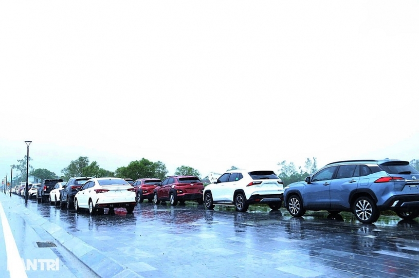 Hàng trăm ô tô được đưa đến công viên, vỉa hè tránh bão Bualoi Hàng trăm ô tô được đưa đến công viên, vỉa hè tránh bão Bualoi