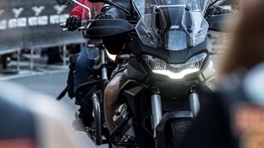 Moto Guzzi khánh thành “thánh địa” mới: Hàng nghìn tín đồ vây kín Mandello