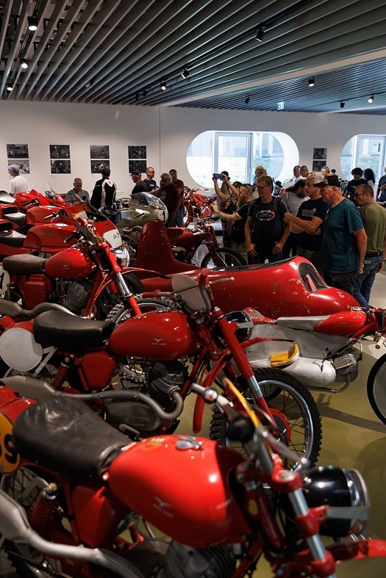 Moto Guzzi khánh thành “thánh địa” mới: Hàng nghìn tín đồ vây kín Mandello