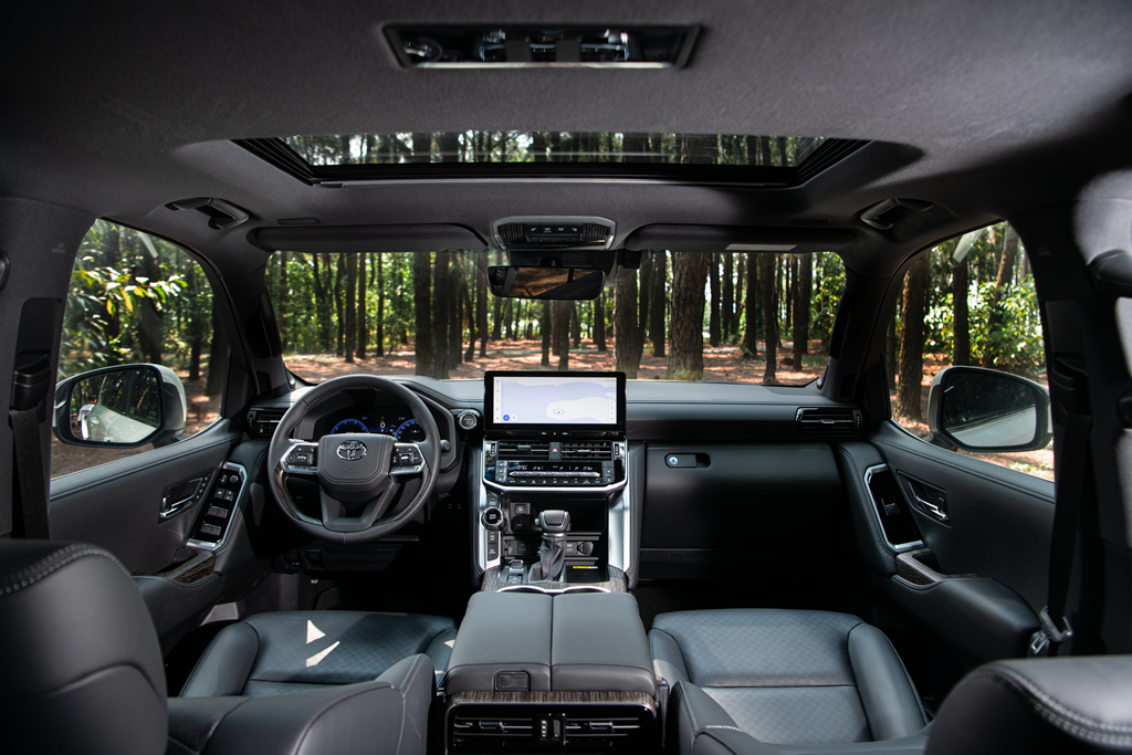 Điện hóa Land Cruiser 300: Giữ trọn chất 