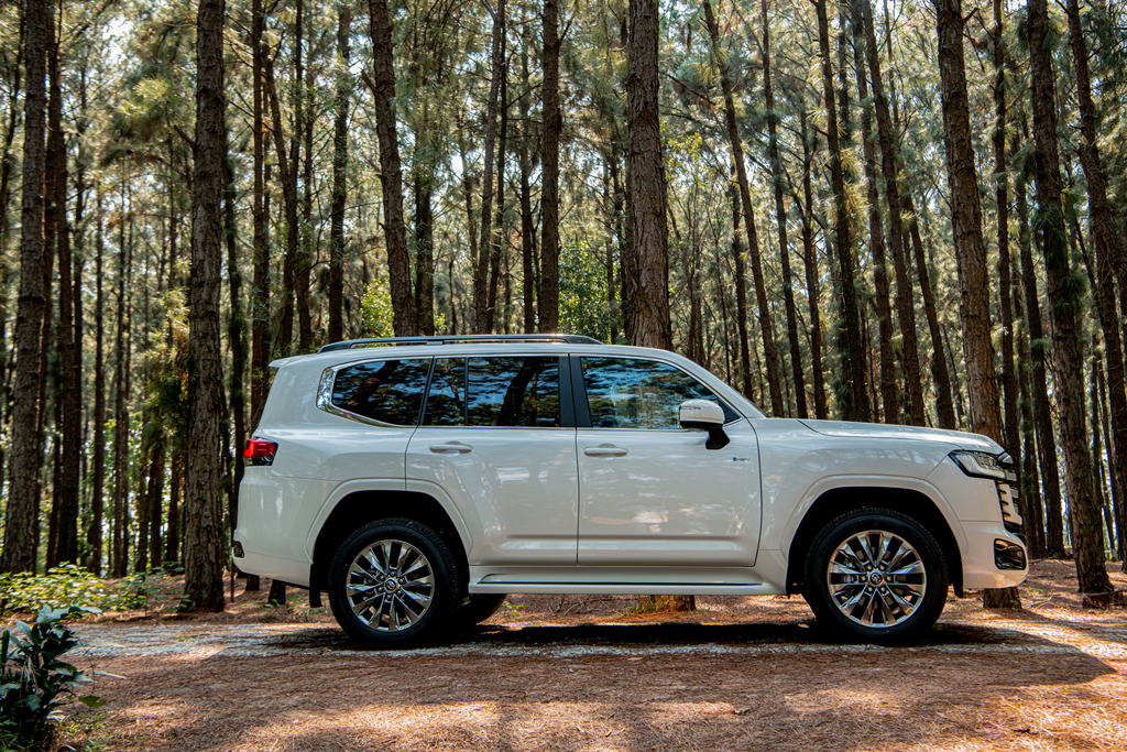 Toyota Land Cruiser 300 Hybrid chính thức đổ bộ Việt Nam