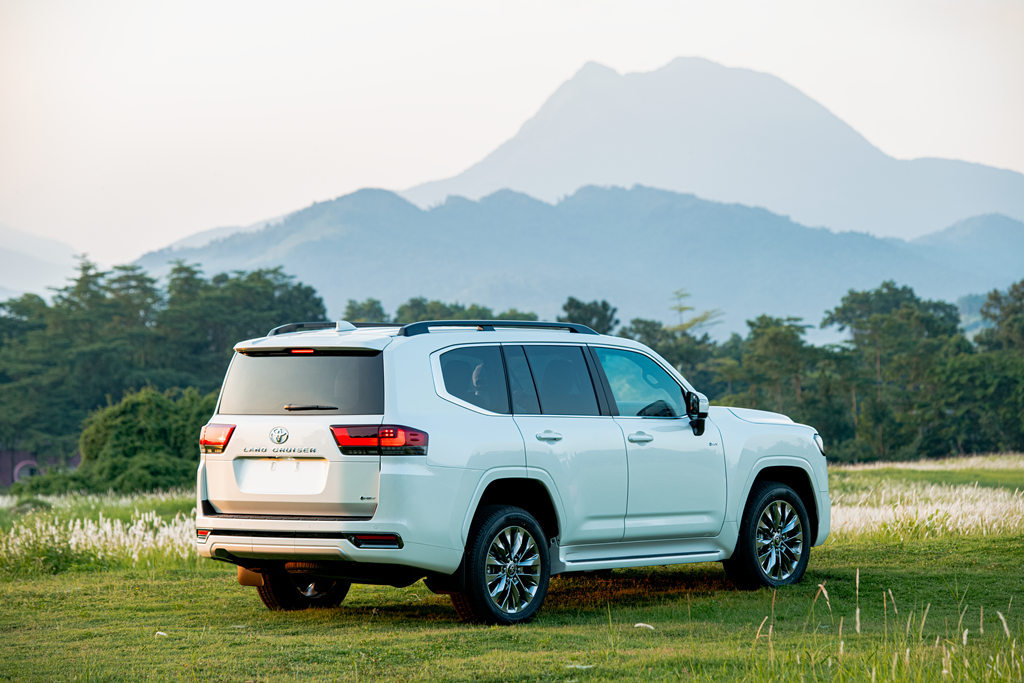 Toyota Land Cruiser 300 Hybrid chính thức đổ bộ Việt Nam