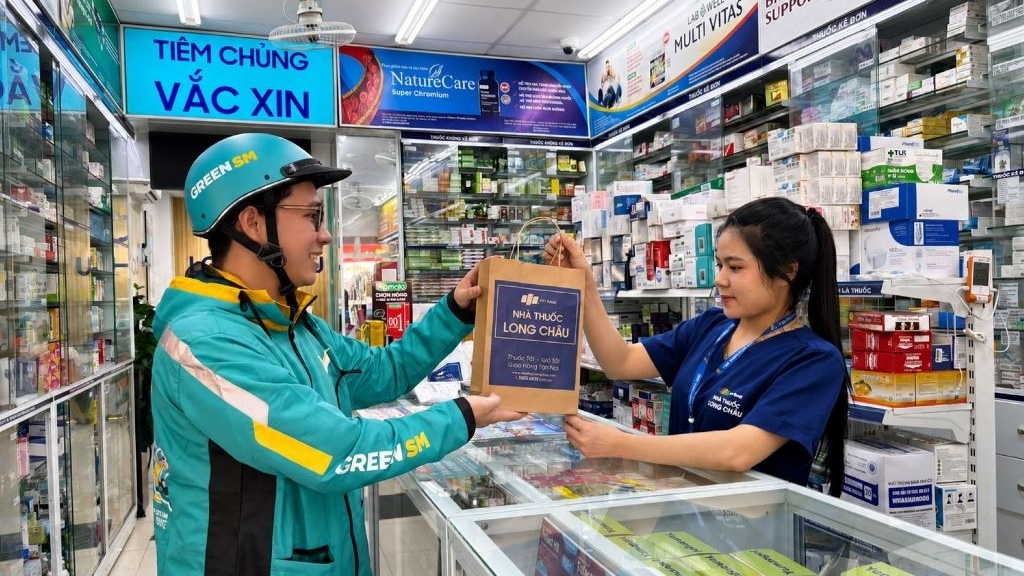 Green SM bắt tay Long Châu, phủ xe máy điện tại 1.500 nhà thuốc