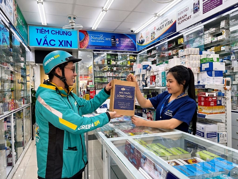 Green SM bắt tay Long Châu, phủ xe máy điện tại 1.500 nhà thuốc
