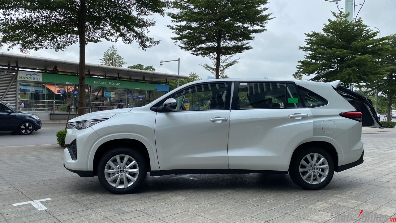 Toyota Innova Cross ra mắt tại Việt Nam, giá từ 810 triệu đồng