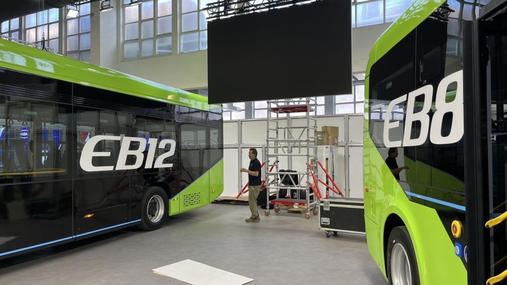 Xe chở khách mới của VinFast lộ diện tại châu Âu