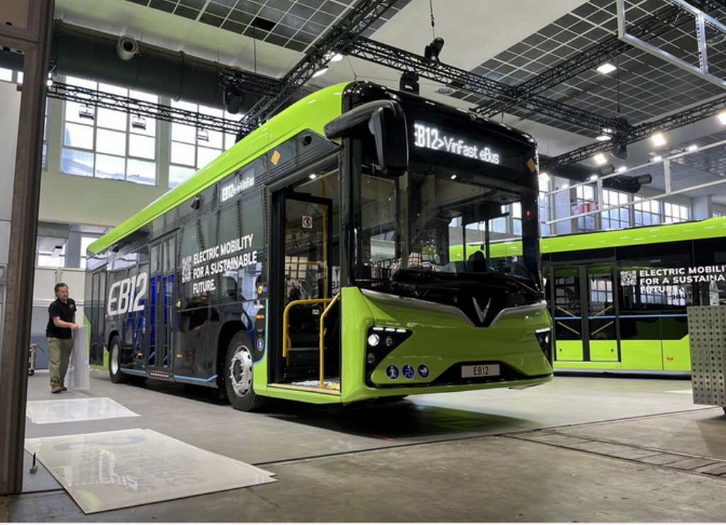 Xe chở khách mới của VinFast lộ diện tại châu Âu Xe chở khách mới của VinFast lộ diện tại châu Âu