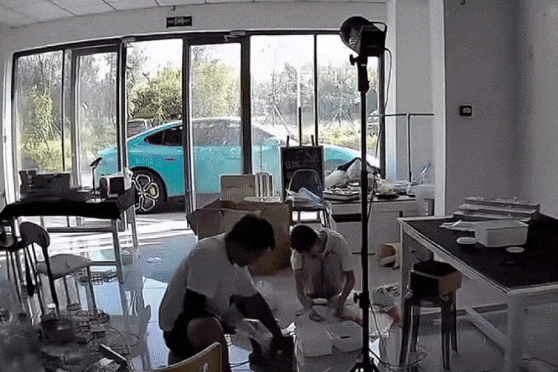 Xiaomi SU7 tự di chuyển không cần người lái, chủ xe tá hỏa đuổi theo