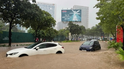 Lái xe trong mưa bão: Người đi ô tô và xe máy cần lưu ý những gì?