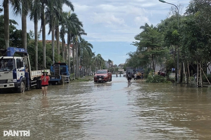 Lái xe trong mưa bão: Người đi ô tô và xe máy cần lưu ý những gì?