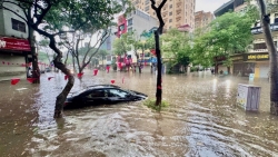 Ôtô ngập sâu trong nước