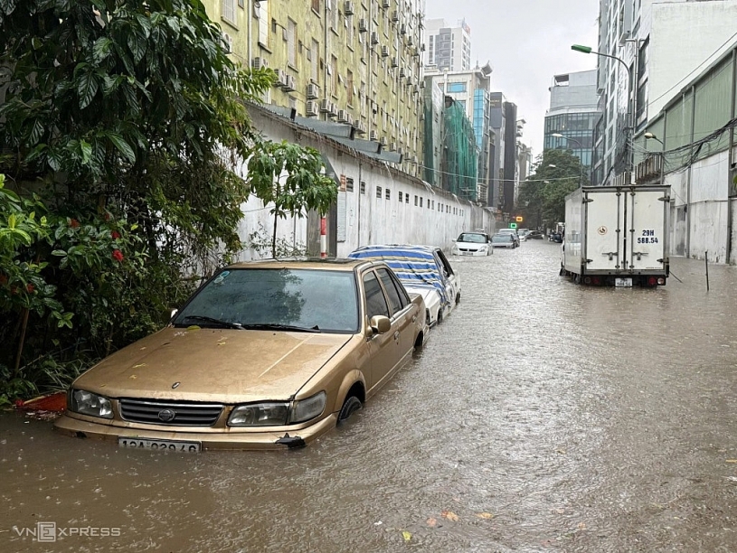 Ôtô ngập sâu trong nước Ôtô ngập sâu trong nước