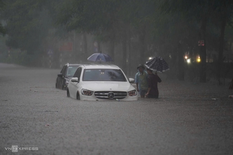 Ôtô ngập sâu trong nước Ôtô ngập sâu trong nước