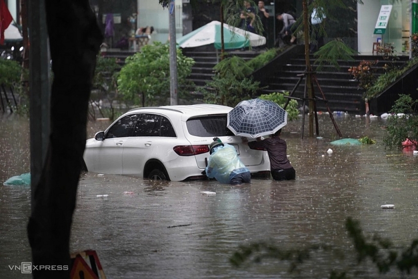 Ôtô ngập sâu trong nước Ôtô ngập sâu trong nước
