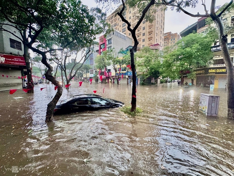 Ôtô ngập sâu trong nước Ôtô ngập sâu trong nước