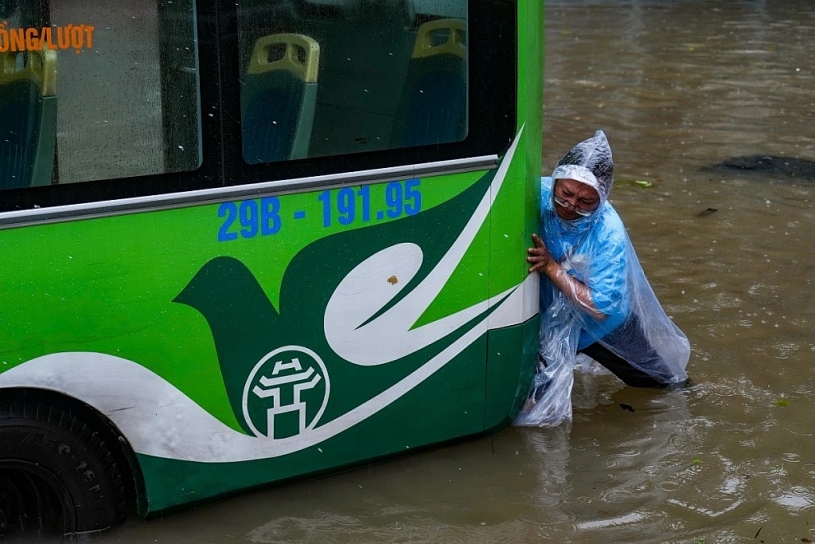 Ôtô ngập sâu trong nước Ôtô ngập sâu trong nước
