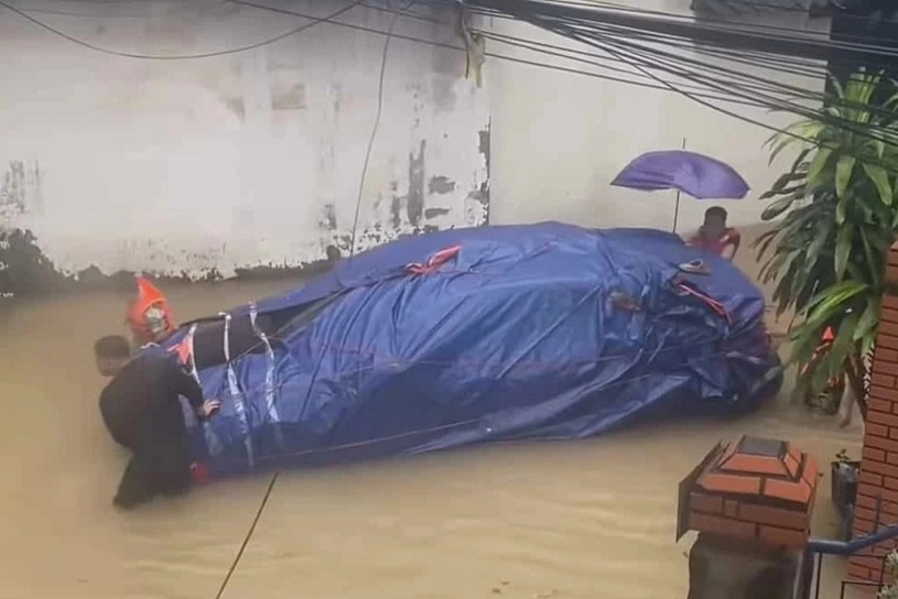 Nhiều chủ xe bày nhau dùng bạt để chống ngập ô tô, chi phí rẻ mà hiệu quả Nhiều chủ xe bày nhau dùng bạt để chống ngập ô tô, chi phí rẻ mà hiệu quả