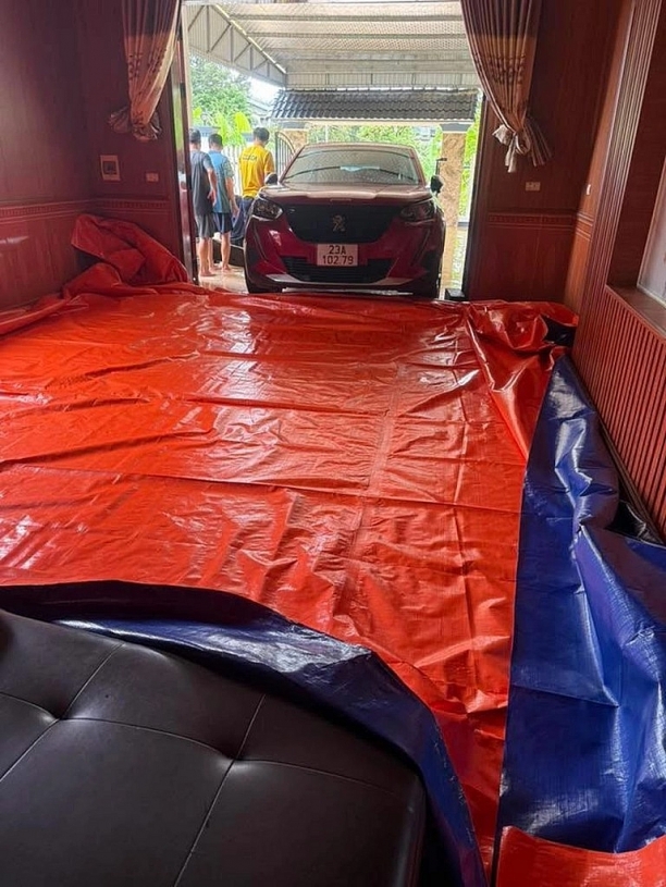 Nhiều chủ xe bày nhau dùng bạt để chống ngập ô tô, chi phí rẻ mà hiệu quả Nhiều chủ xe bày nhau dùng bạt để chống ngập ô tô, chi phí rẻ mà hiệu quả