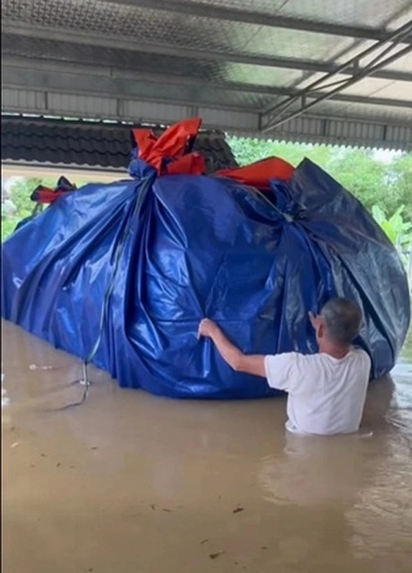 Nhiều chủ xe bày nhau dùng bạt để chống ngập ô tô, chi phí rẻ mà hiệu quả Nhiều chủ xe bày nhau dùng bạt để chống ngập ô tô, chi phí rẻ mà hiệu quả