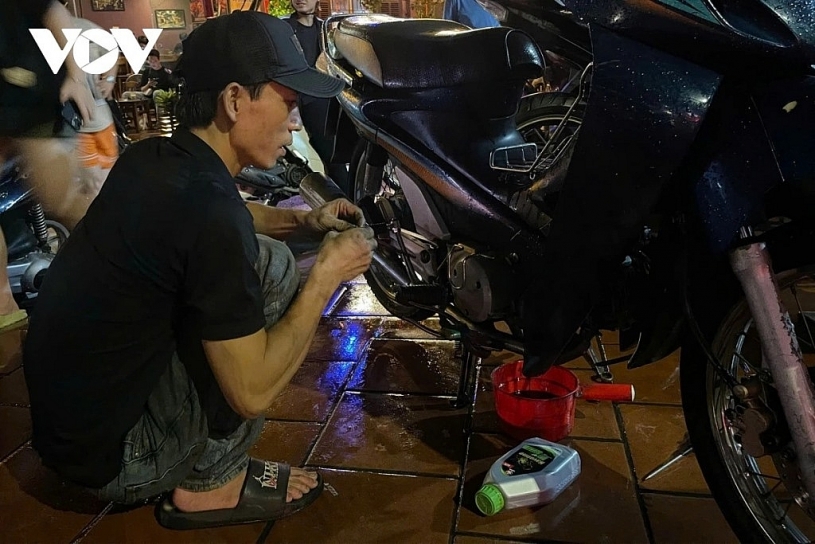 Xe máy chết máy do ngập nước, bạn cần phải làm ngay điều này