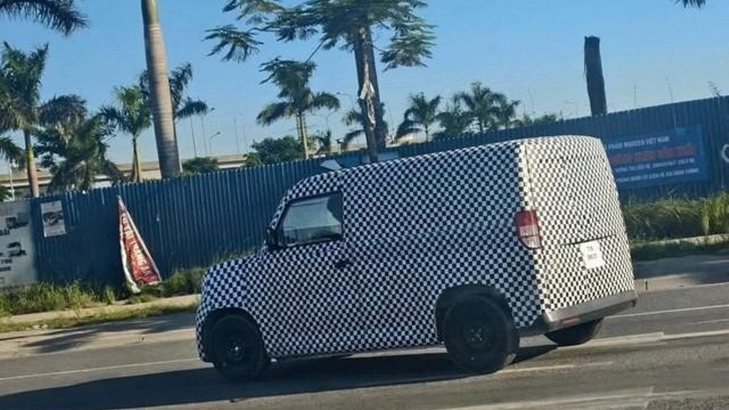 Xe mới của VinFast chạy thử trên đường phố